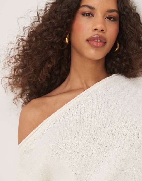 ASOS DESIGN stickad bouclétröja med en axel i ecru - Image 2