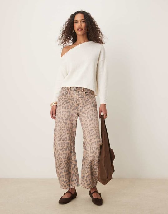 ASOS DESIGN stickad bouclétröja med en axel i ecru - Image 3