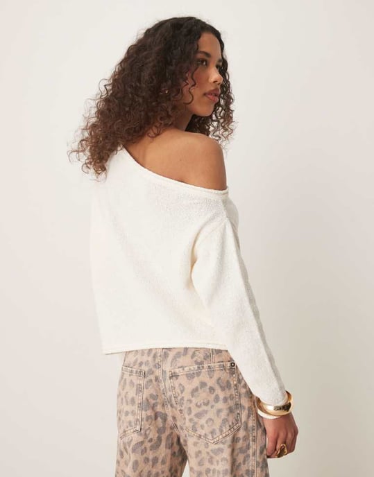 ASOS DESIGN stickad bouclétröja med en axel i ecru - Image 4