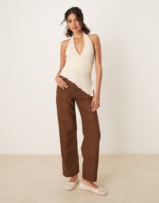 ASOS DESIGN asymmetrisk omslagstopp med halterneck i ecru - Image 2