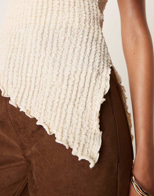 ASOS DESIGN asymmetrisk omslagstopp med halterneck i ecru - Image 4