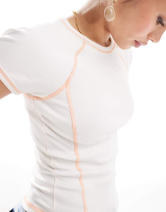 Monki krympt slim fit t-shirt i vitt med orange kontrastsöm. - Image 2