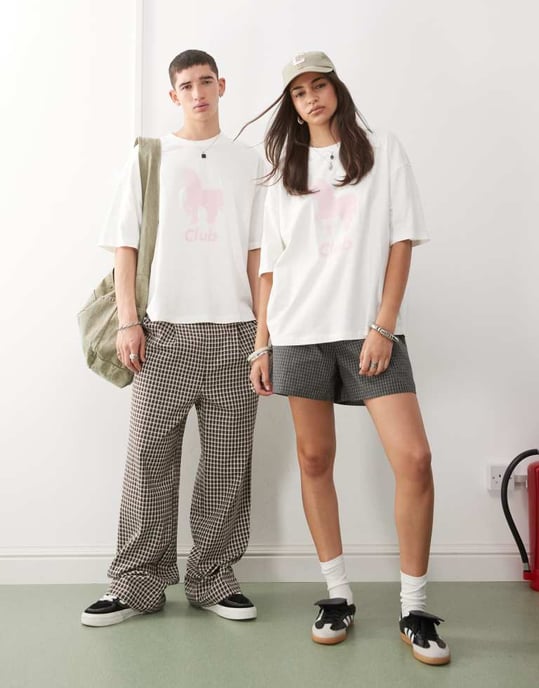 COLLUSION Unisex vit t-shirt med rosa ponyklubb grafik - Image 2