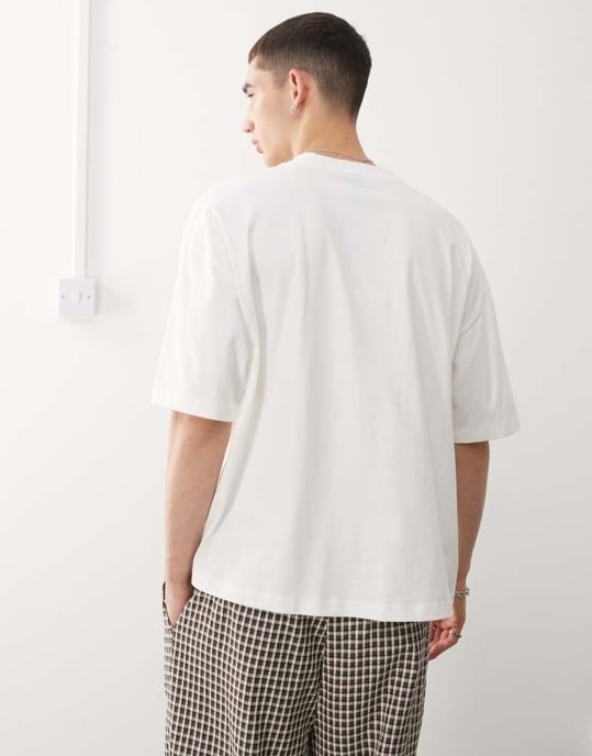 COLLUSION Unisex vit t-shirt med rosa ponyklubb grafik - Image 3
