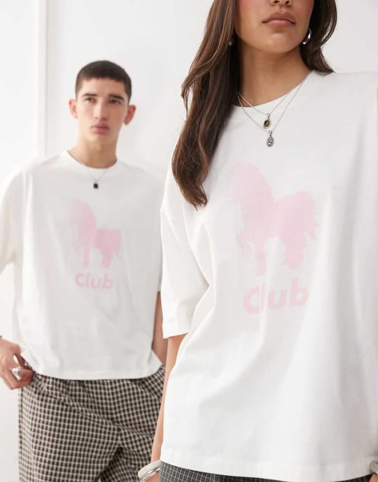 COLLUSION Unisex vit t-shirt med rosa ponyklubb grafik - Image 4