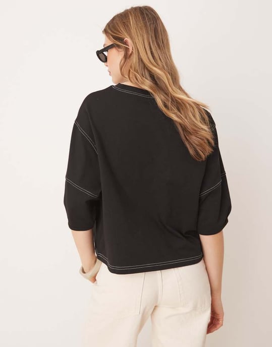 ASOS DESIGN boxy crop t-shirt med kontrastsöm i svart - Image 2