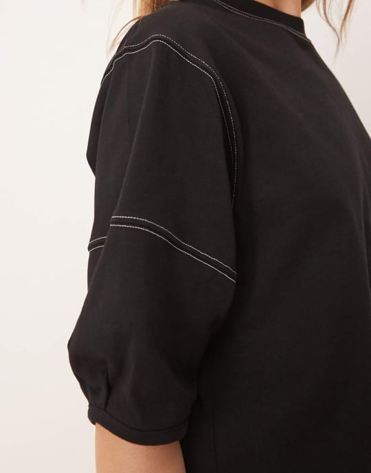 ASOS DESIGN boxy crop t-shirt med kontrastsöm i svart - Image 3
