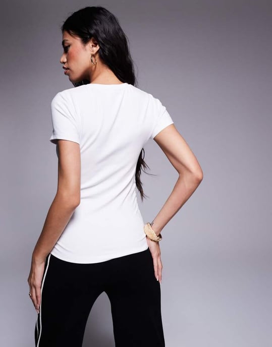 Juicy Couture diamante-logotyp rynkad t-shirt i vitt - Image 3