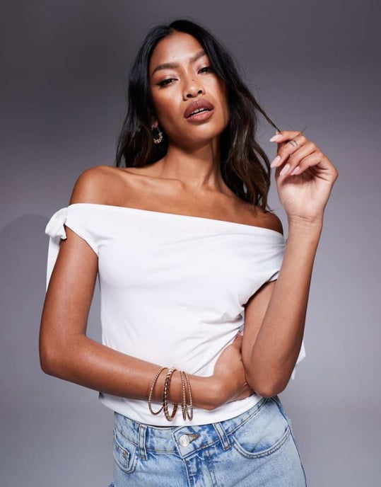 ASOS DESIGN slinky off-shoulder med båtdetalj i elfenben - Image 1