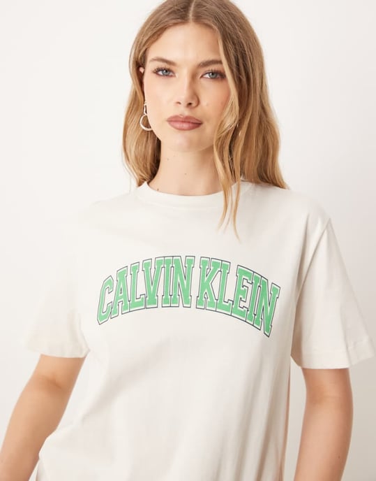 Calvin Klein varsity-logotrykt t-shirt i ecru och mintgrön - Image 1