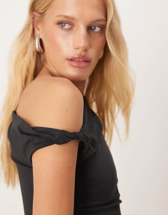 Gina Tricot off-shoulder slinky jersey-topp i svart - Image 4