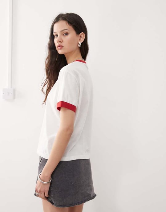 Kickers crop ringer-t-shirt med röd Kickers-logga i vitt - Image 4