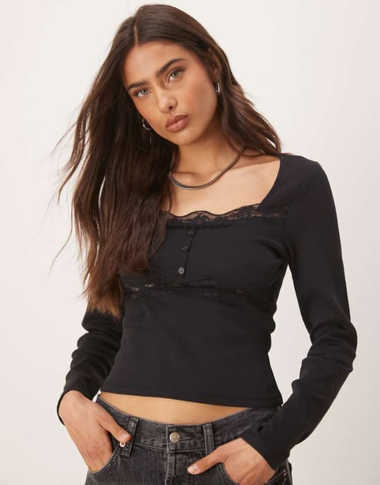 ASOS DESIGN ribbat långärmad topp med spets- och knapppdetaljer i svart - Image 1