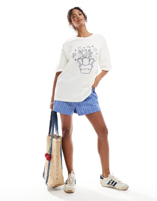 ASOS DESIGN oversized t-shirt med broderad vas-konst i krämfärg - Image 2