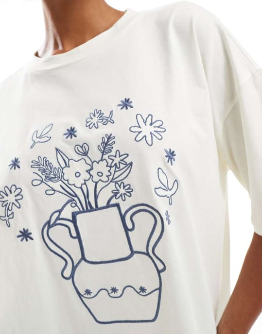 ASOS DESIGN oversized t-shirt med broderad vas-konst i krämfärg - Image 4