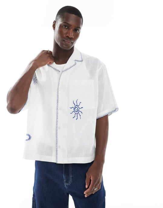 ASOS DESIGN boxy oversized reverskrage skjorta med broderi i vit - Image 1