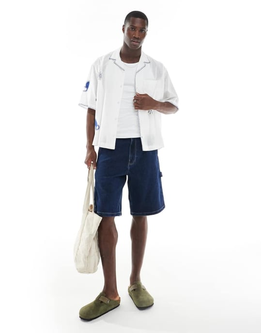 ASOS DESIGN boxy oversized reverskrage skjorta med broderi i vit - Image 2