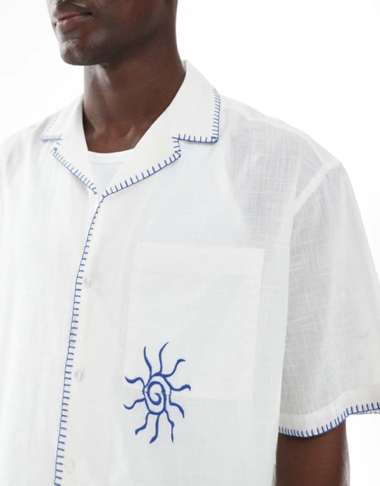 ASOS DESIGN boxy oversized reverskrage skjorta med broderi i vit - Image 3
