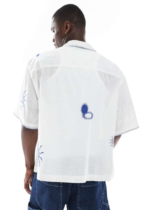 ASOS DESIGN boxy oversized reverskrage skjorta med broderi i vit - Image 4