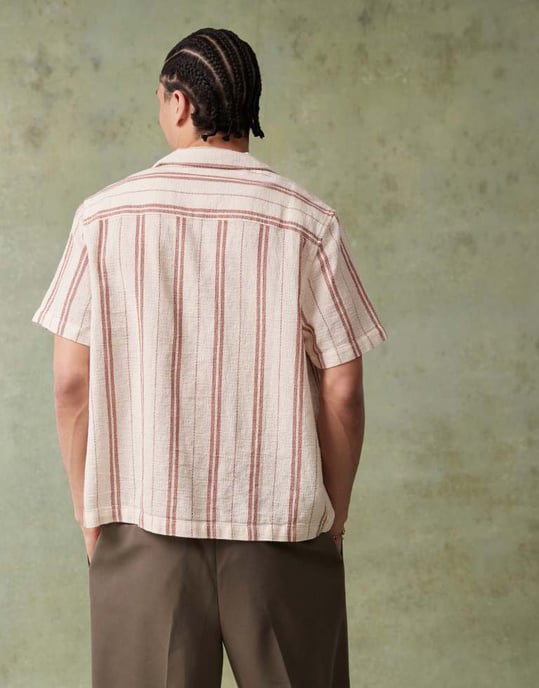 ASOS DESIGN boxy djup krage skjorta i neutral rand - Image 2