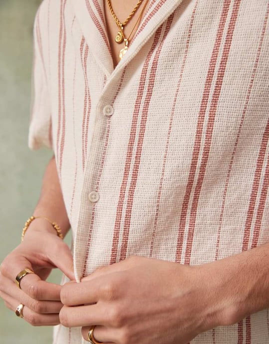 ASOS DESIGN boxy djup krage skjorta i neutral rand - Image 4