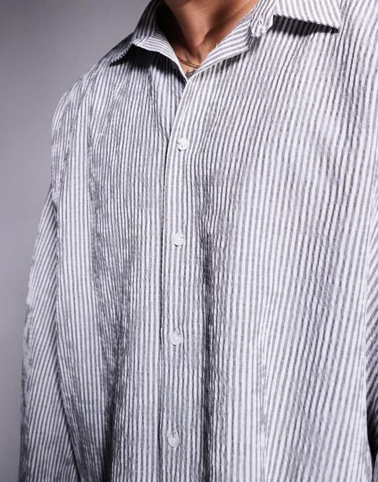 ASOS DESIGN oversized randig skjorta i vit och svart seersucker - Image 2