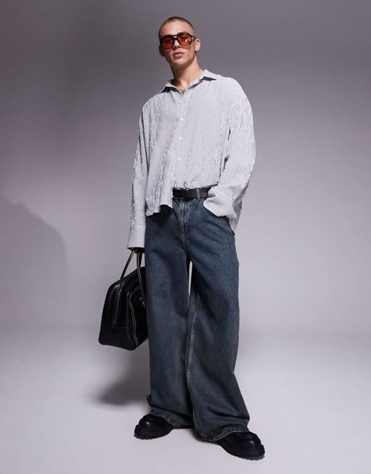 ASOS DESIGN oversized randig skjorta i vit och svart seersucker - Image 4