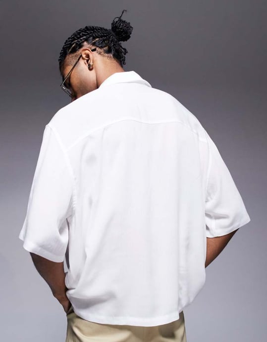 ASOS DESIGN oversized genomskinlig skjorta med kort ärm i vitt - Image 4
