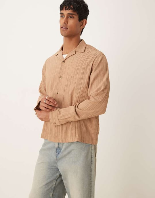 ASOS DESIGN boxig texturerad regularskjorta i beige - Image 1