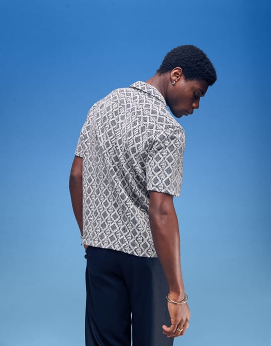 Hollister kortärmad virkade kontrast crossover skjorta i svartmix - Image 3