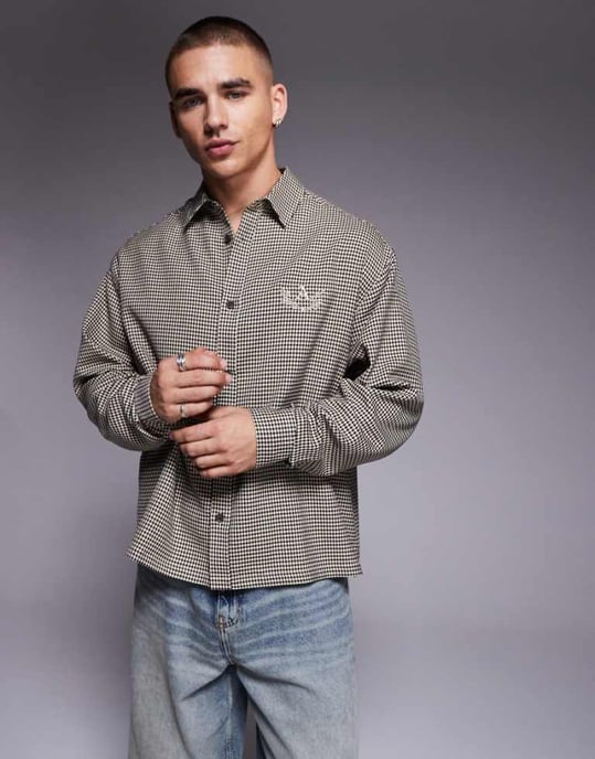 ASOS DESIGN boxy oversized rutskjorta med bröstbroderi i svart - Image 1