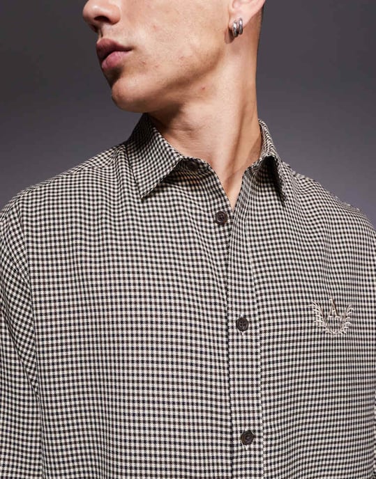 ASOS DESIGN boxy oversized rutskjorta med bröstbroderi i svart - Image 2