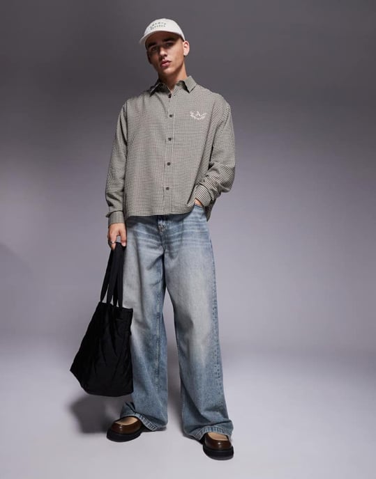 ASOS DESIGN boxy oversized rutskjorta med bröstbroderi i svart - Image 3
