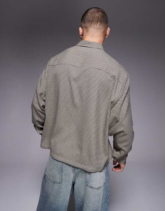 ASOS DESIGN boxy oversized rutskjorta med bröstbroderi i svart - Image 4