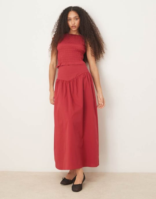 Glamorös maxikjol med drop waist i djupröd färg - Image 1
