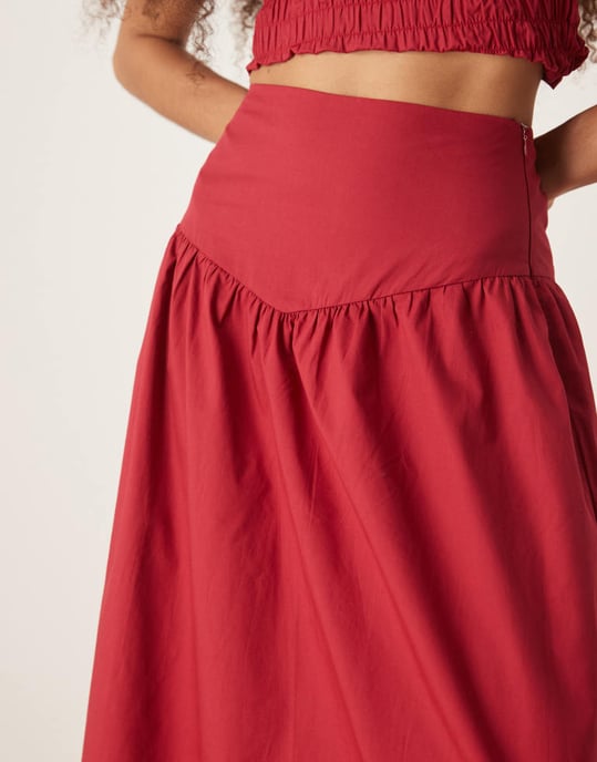 Glamorös maxikjol med drop waist i djupröd färg - Image 2
