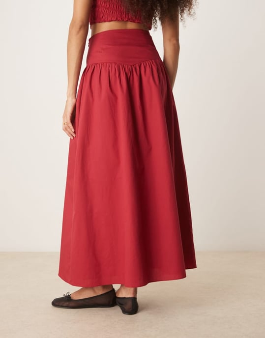 Glamorös maxikjol med drop waist i djupröd färg - Image 3
