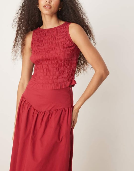 Glamorös maxikjol med drop waist i djupröd färg - Image 4