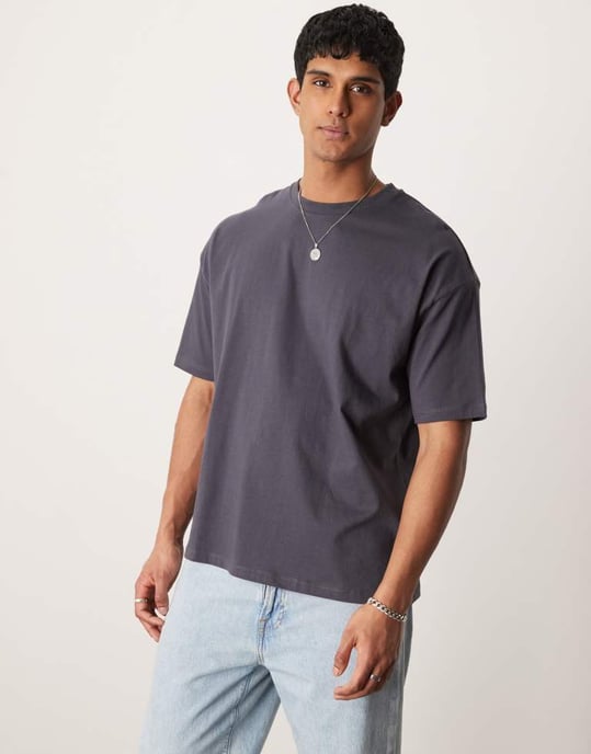 ASOS DESIGN överdimensionerad t-shirt med textgrafik i kolgrå - Image 2