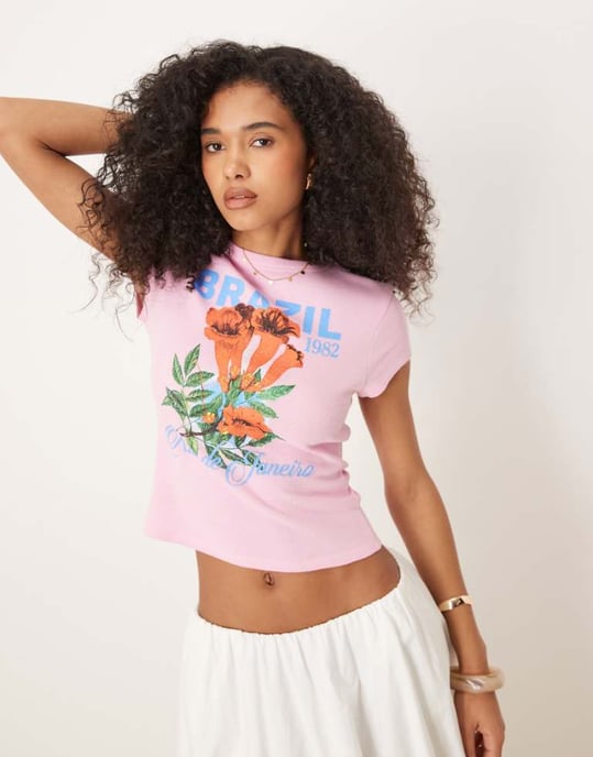 ASOS DESIGN våfflad baby t-shirt med Brasilien-grafik i rosa - Image 1