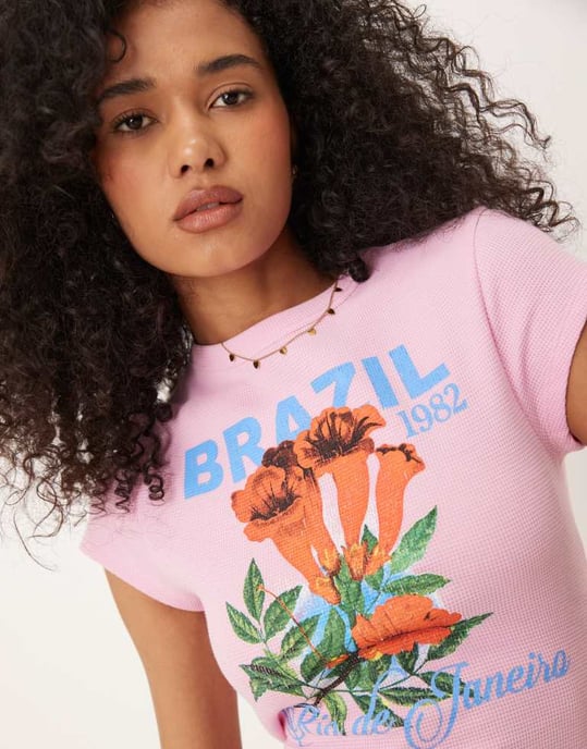 ASOS DESIGN våfflad baby t-shirt med Brasilien-grafik i rosa - Image 2