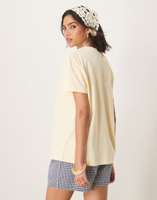 ASOS DESIGN regular fit t-shirt med grafik från Latin Quarter i citron - Image 4
