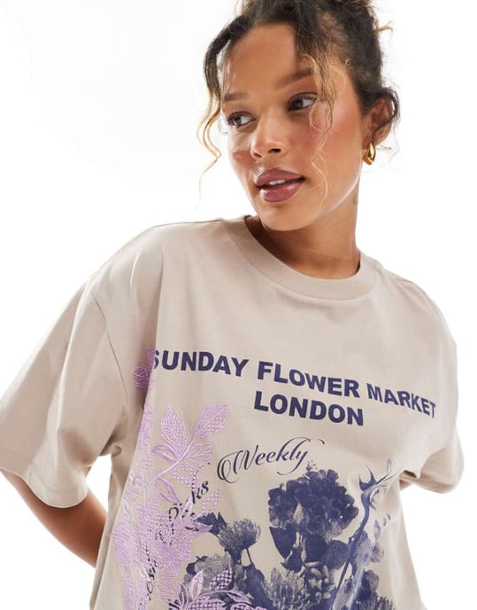 ASOS DESIGN oversized broderad t-shirt med blommig marknadsgrafik - Image 1