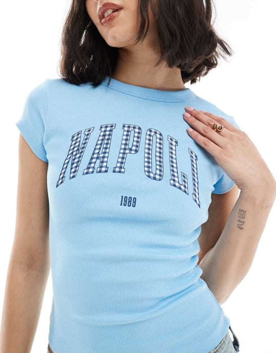 ASOS DESIGN ribbad babytee med Napoli-grafik i blått rutmönster - Image 4