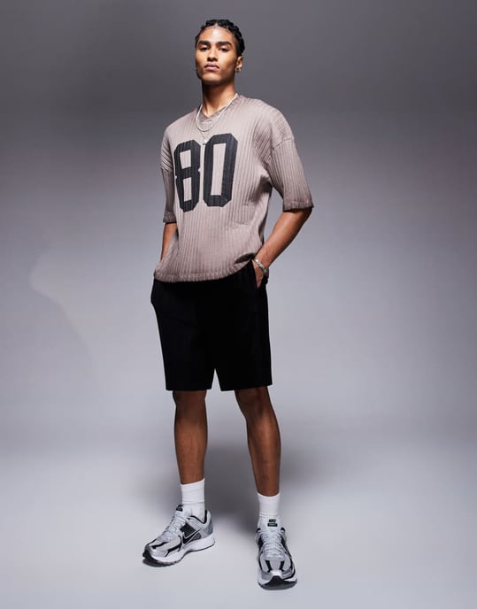 ASOS DESIGN boxy oversized t-shirt med sänkt axel och nummergrafik i tvättad brun ribbad tyg - Image 2