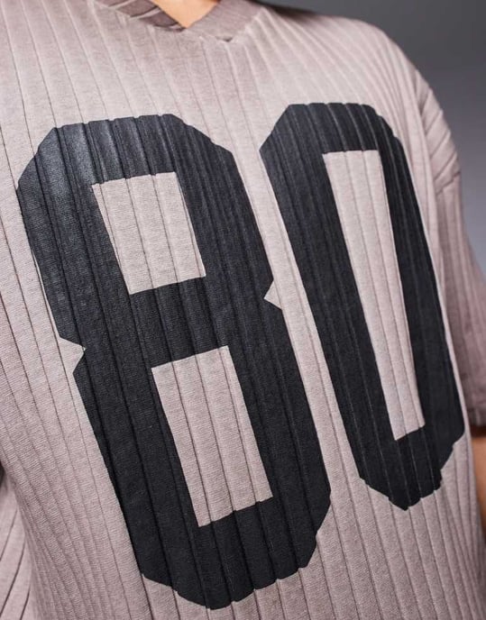 ASOS DESIGN boxy oversized t-shirt med sänkt axel och nummergrafik i tvättad brun ribbad tyg - Image 3