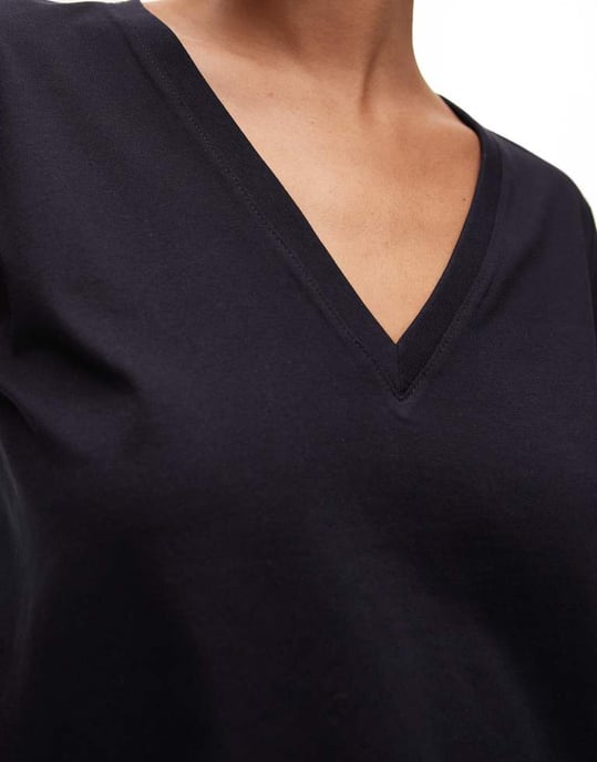 ARKET stretchjersey v-ringad t-shirt i marinblå - Image 2