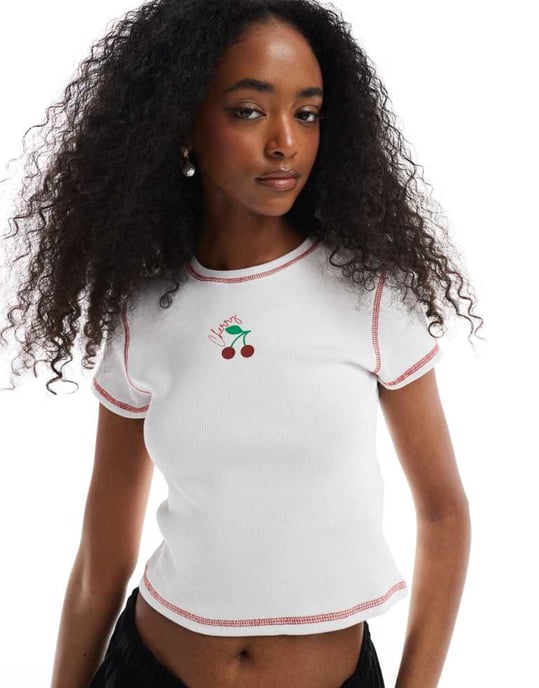 Pieces ribbad baby t-shirt med körsbärsmotiv i vitt - Image 1