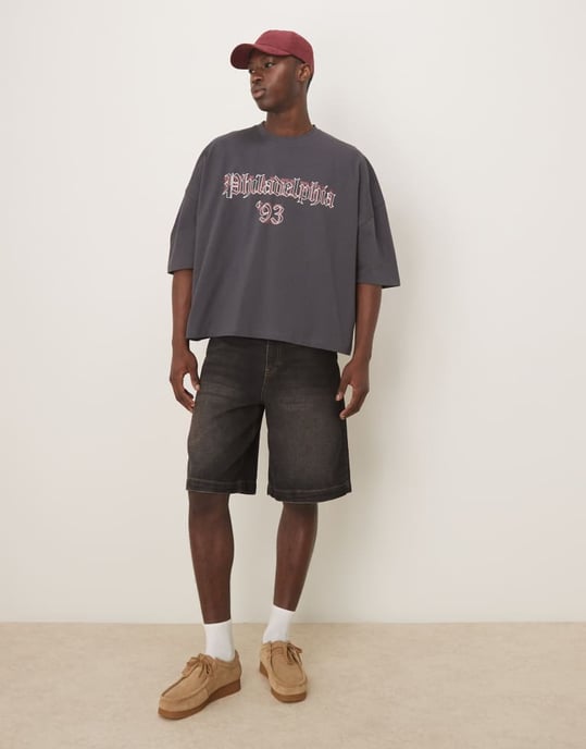 ASOS DESIGN oversized boxig tungvikts t-shirt 240gsm med sporttryck i kolgrå - Image 2