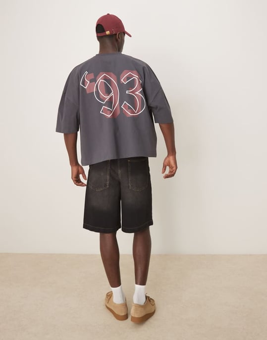 ASOS DESIGN oversized boxig tungvikts t-shirt 240gsm med sporttryck i kolgrå - Image 3